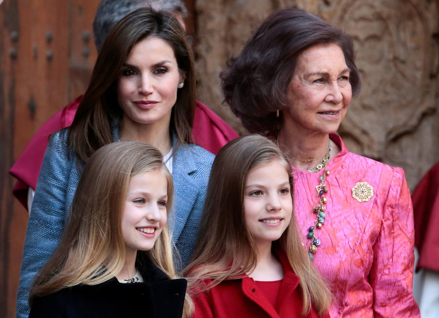 El tenso incidente entre las dos reinas, Letizia y Sofía, tras la celebración de la Misa de Pascua del pasado 1 de abril, marcó un antes y un después en la imagen pública de la relación entre ambas. Pero el trato entre las monarcas no siempre ha sido así. Aquí una selección de imágenes que prueba el 'buen rollo' que reinaba entre ellas: