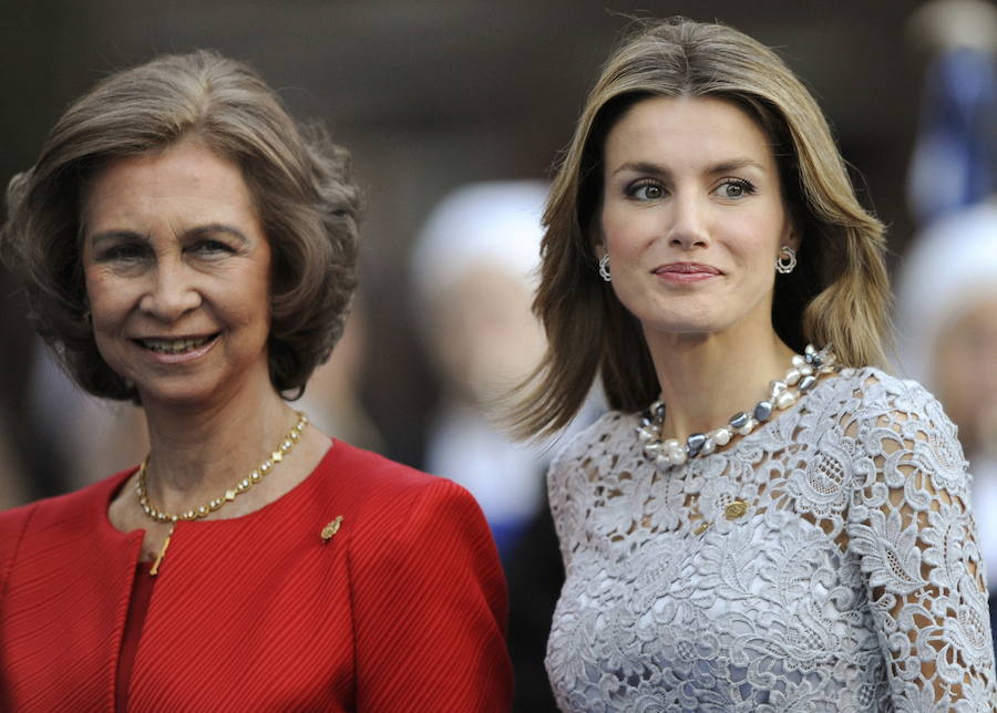El tenso incidente entre las dos reinas, Letizia y Sofía, tras la celebración de la Misa de Pascua del pasado 1 de abril, marcó un antes y un después en la imagen pública de la relación entre ambas. Pero el trato entre las monarcas no siempre ha sido así. Aquí una selección de imágenes que prueba el 'buen rollo' que reinaba entre ellas: