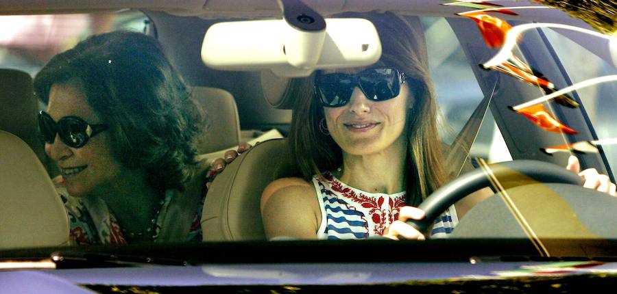 El tenso incidente entre las dos reinas, Letizia y Sofía, tras la celebración de la Misa de Pascua del pasado 1 de abril, marcó un antes y un después en la imagen pública de la relación entre ambas. Pero el trato entre las monarcas no siempre ha sido así. Aquí una selección de imágenes que prueba el 'buen rollo' que reinaba entre ellas: