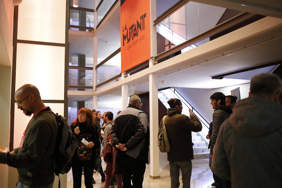 El teatro de las Naves vuelve a escena tras más de un año cerrada. Por fin La Mutant, antes Espai Mutant, reabrió. El teatro de las Naves se cerró en diciembre de 2016 después de que unas filtraciones de agua dañaran el suelo escénico. El espacio, que ahora gestiona Acción Cultural, vuelve a escena con el Festival Contorsions. 'La cosa', del artista milanés Claudio Stellato, ha inaugurado esta nueva etapa. Para la programación de abril a junio el Ayuntamiento ha destinado 70.000 euros. La gestión de La Mutant recae en Olga Álvarez.