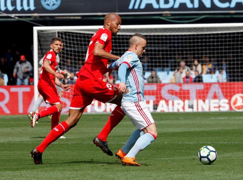 Lobotka y N'Zonzi,pugnando por un balón suelto.