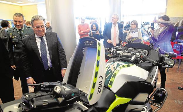 El ministro Zoido, durante la presentación de las motos con minirradar a finales de marzo. 