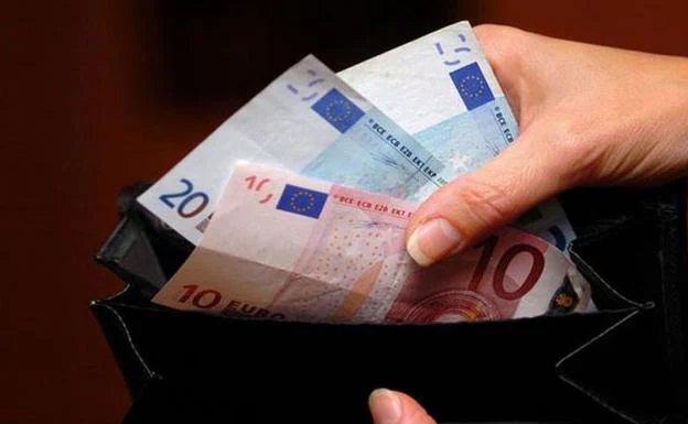 Un taxista de Valencia devuelve una cartera con 500 euros que una anciana extravió