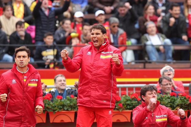 Nadal celebra con efusividad uno de los puntos de la pareja española. 