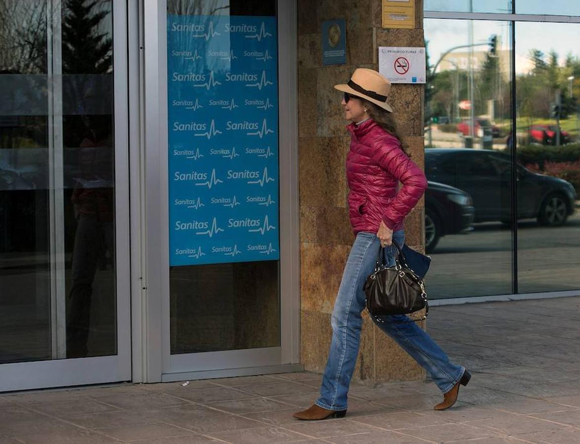 Los Reyes Felipe y Letizia, acompañados por la Reina Sofía, la Princesa Leonor y la Infanta Sofía, a su llegada este domingo a la Clínica Universitaria La Moraleja para visitar a Don Juan Carlos, operado el viernes de forma satisfactoria para sustituirle la prótesis artificial que le fue implantada en la rodilla derecha hace siete años. La Infanta Elena también ha visitado hoy a su padre.