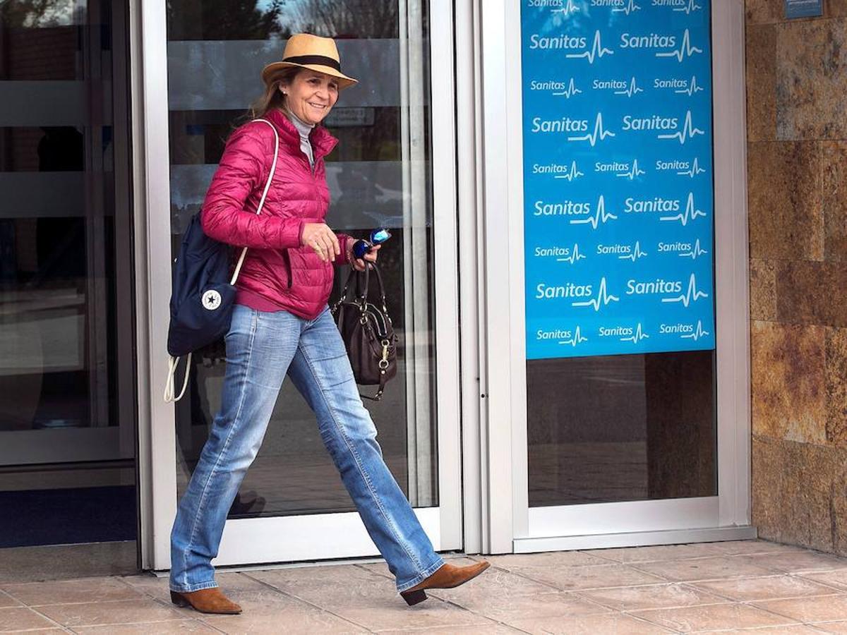 Los Reyes Felipe y Letizia, acompañados por la Reina Sofía, la Princesa Leonor y la Infanta Sofía, a su llegada este domingo a la Clínica Universitaria La Moraleja para visitar a Don Juan Carlos, operado el viernes de forma satisfactoria para sustituirle la prótesis artificial que le fue implantada en la rodilla derecha hace siete años. La Infanta Elena también ha visitado hoy a su padre.