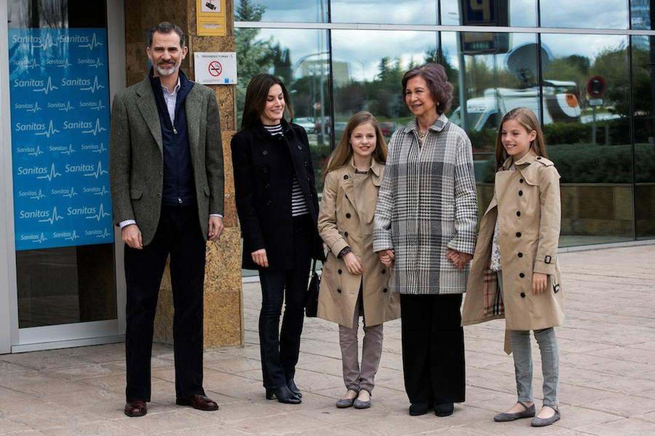 Los Reyes Felipe y Letizia, acompañados por la Reina Sofía, la Princesa Leonor y la Infanta Sofía, a su llegada este domingo a la Clínica Universitaria La Moraleja para visitar a Don Juan Carlos, operado el viernes de forma satisfactoria para sustituirle la prótesis artificial que le fue implantada en la rodilla derecha hace siete años. La Infanta Elena también ha visitado hoy a su padre.