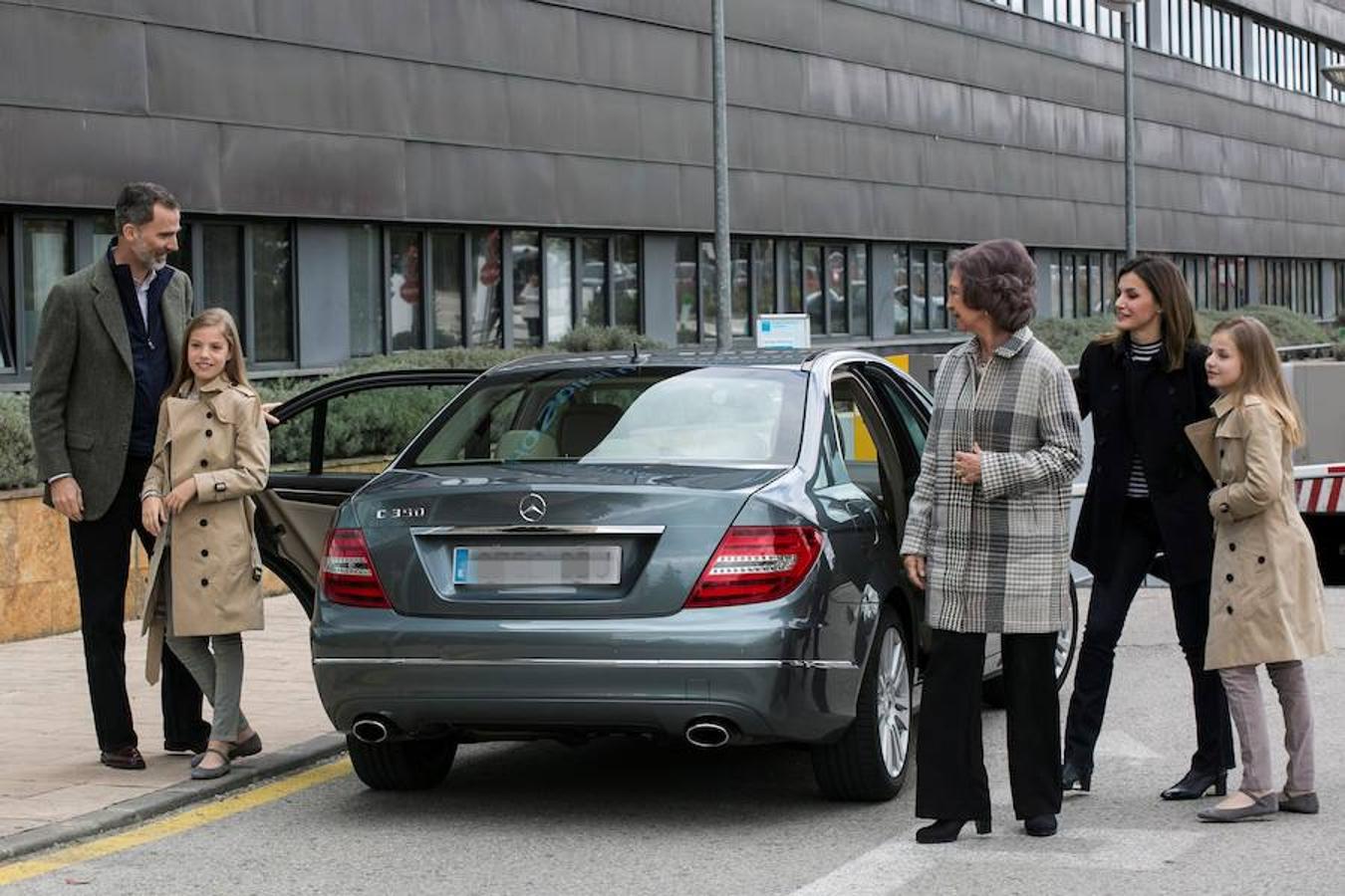 Los Reyes Felipe y Letizia, acompañados por la Reina Sofía, la Princesa Leonor y la Infanta Sofía, a su llegada este domingo a la Clínica Universitaria La Moraleja para visitar a Don Juan Carlos, operado el viernes de forma satisfactoria para sustituirle la prótesis artificial que le fue implantada en la rodilla derecha hace siete años. La Infanta Elena también ha visitado hoy a su padre.