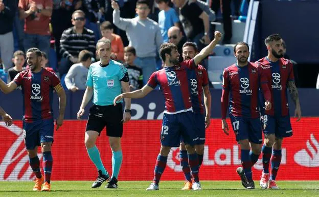 Los jugadores del Levante celebran el gol de 'Coke'.