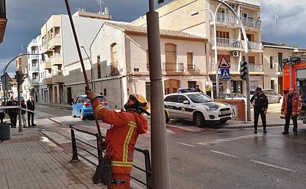 Imagen principal - Policía Local de Moncada y Bomberos en el inmueble afectado por el rayo.