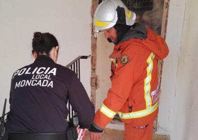 Imagen secundaria 1 - Policía Local de Moncada y Bomberos en el inmueble afectado por el rayo.