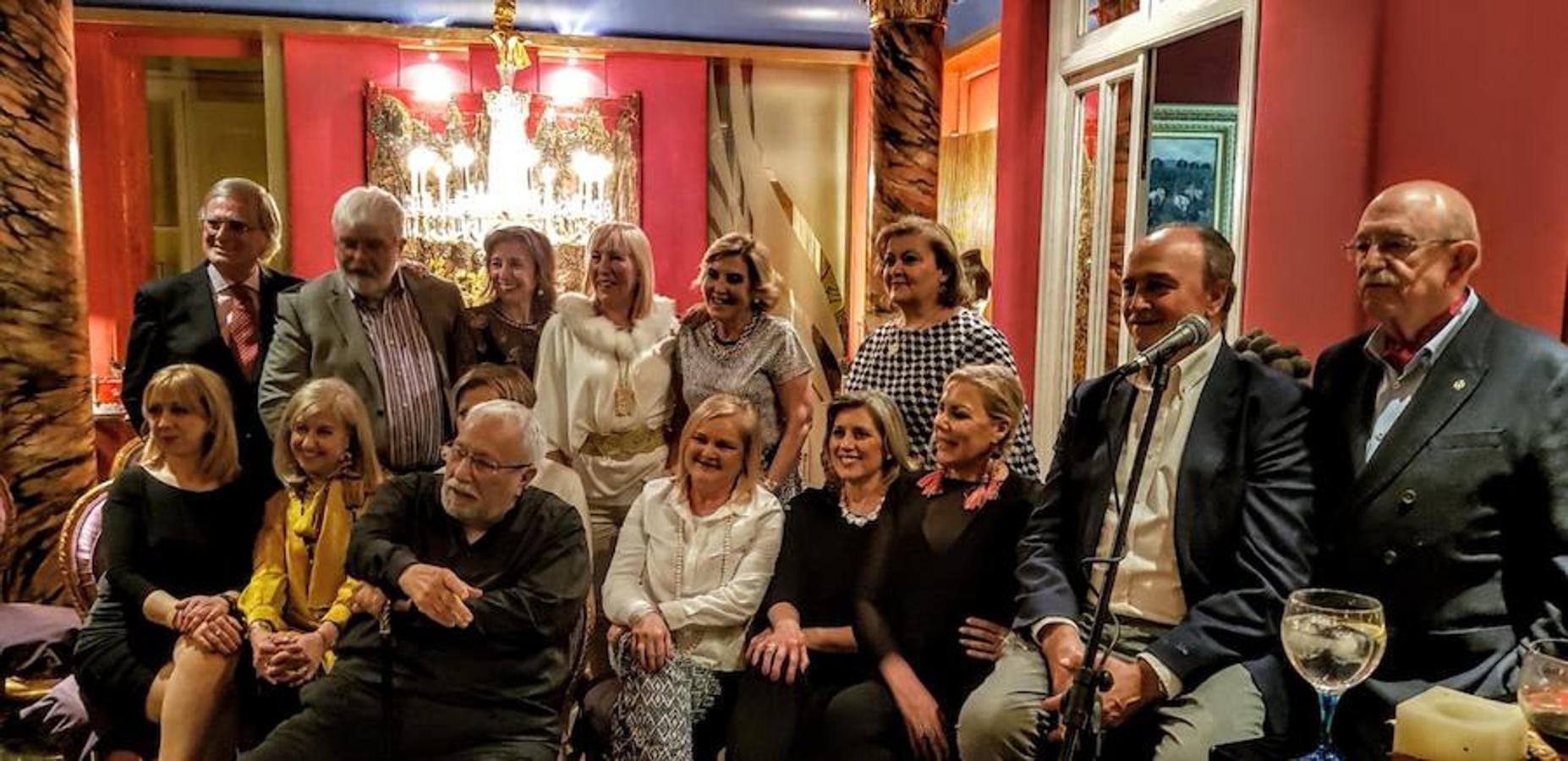 Las meriendas pascueras son una tradición valenciana de la que apenas queda el recuerdo que perdura en la memoria de los más mayores. El pintor Enrique Senís Oliver invitó hace unos días a un grupo de amigos en su casa. Entre los invitados, las hermanas Laura y Blanca Fitera, Vicente Aguilar y Toña Játiva, la presidenta del Ateneo Carmen de Rosa y María Rosa Fenollar, Pepe Ballester Olmos con su mujer Maribel Molins, el general Juan Montenegro Álvarez de Tejera y Lucía Zaragozá, Teresa Argüello, Marisa Domingo, Ricardo Falcó y su mujer Michele Ann, Alfredo Granell y su mujer Isabel y el notario Ramón Almazán, entre otros. También estuvo Mayrén Beneyto. En Xàbia, Pilar Carbonell y Amina Basáñez montaron estos días su tradicional mercadillo en el Parador. Por allí pasaron Carmen Alcayde con su marido Eduardo Primo, Amparo Lacomba, la modelo valenciana Marta Ortiz, Coté Soler Crespo y su hija Natalia Segrelles, Isabel Crespo, Rocío Robles, Taita Marín, María Moncho, Arline Francis, la ceramista Mar Alcón, Carmen Ceballos, Almudena Amorós, Juan Francisco García, exjefe de gabinete de Eduardo Zaplana y su mujer Maite, Nieves Aparicio, Javi Serra, Ricardo de la Cueva, Rocío y Mar Casanova y las hermanas Carmen y Paloma de Miguel. El joyero Antonio Romero también se fue allí para presentar su quinta exposición en el Parador. Estuvieron amigos y clientes como Tahita Esteve y Nico, el matrimonio Vila-Pascual con sus hijas Cristina y Esperanza, la familia Martínez Soriano, Carmen Pocoví, el doctor Paredes y su mujer María José, Paqui Espert y Fernando, Juan Catalá y Fina, el artista Vicente Colom, los empresarios Vicente Aguilar y su mujer Toña Játiva, Eloy Durá y Mamen Rivas y Vicente Lacomba con su mujer Amparo. En Xàbia estuvo estos días Juan Echanove con su mujer Cuchita Lluch. El actor celebró su cincuenta y siete cumpleaños probando el nuevo menú de Quique Dacosta en su restaurante de Dénia. Por su parte, Laura Fitera quería celebrar este año un cumpleaños íntimo, con la familia. Finalmente, Laura abrió su casa de par de par como hace cada vez que organiza una fiesta. Laura estuvo acompañada por su familia. Su hermana Blanca y sus hijas Cayetana Agreda y Gadea Fitera, su yerno Jorge Blanquer y su nieto Carlos, que es su ojito derecho. Y sus amigas Mayrén Beneyto, Maite Montagud, Carmen de Rosa, Mercedes Fillol, Pilar Millán, Amelia Guich, Loli Marco, Toña Játiva y Vicente Aguilar, Mercedes Hermosilla y May Pérez, entre otras. No faltó el pintor Enrique Senís con David Philips ni Pepe Ballester Olmos con Maribel Molins. El pintor ENRIQUE SENÍS, en la merienda pascuera que celebró en su casa de Valencia.