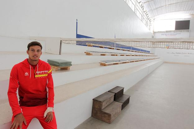 Pablo Carreño, que no ha jugado por lesión, conoció las instalaciones del trinquete de Pelayo. 