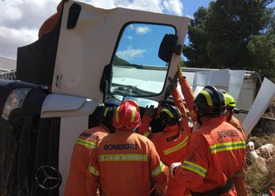 Imagen secundaria 1 - Un camión cargado de cerdos vuelca en la CV-35 y el conductor queda atrapado