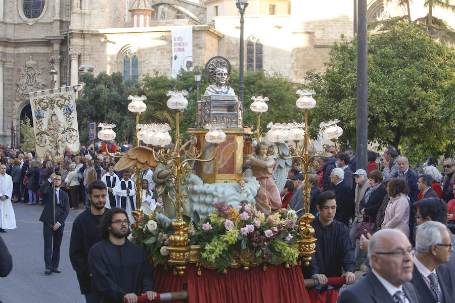 Los valencianos han celebrado en la tarde de este lunes la fiesta de San Vicente Ferrer con la tradicional procesión desde la Seo y con paradas en la casa natalicia del fraile, en San Esteban y en el antiguo convento dominico. 
