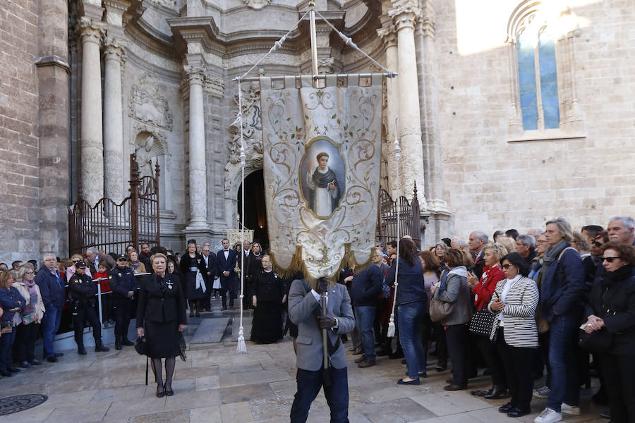 Los valencianos han celebrado en la tarde de este lunes la fiesta de San Vicente Ferrer con la tradicional procesión desde la Seo y con paradas en la casa natalicia del fraile, en San Esteban y en el antiguo convento dominico. 