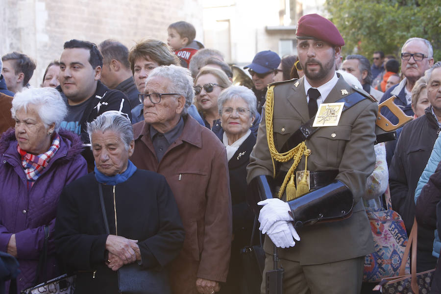Los valencianos han celebrado en la tarde de este lunes la fiesta de San Vicente Ferrer con la tradicional procesión desde la Seo y con paradas en la casa natalicia del fraile, en San Esteban y en el antiguo convento dominico. 