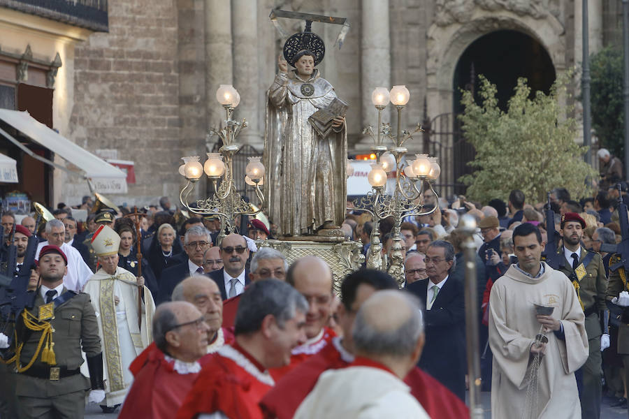 Los valencianos han celebrado en la tarde de este lunes la fiesta de San Vicente Ferrer con la tradicional procesión desde la Seo y con paradas en la casa natalicia del fraile, en San Esteban y en el antiguo convento dominico. 