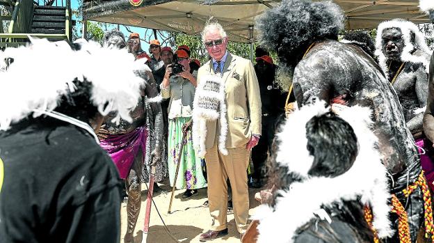 Indígenas australianos reciben con plumas al príncipe Carlos