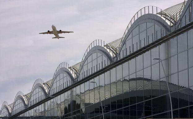 Avión volando en las inmediaciones del Aeropuerto de l'Altet.