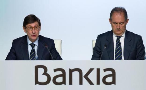 El presidente del Bankia, José Ignacio Goirigolzarri (i), junto al consejero delegado, José Sevilla (d), durante la junta general de accionistas de Bankia. 