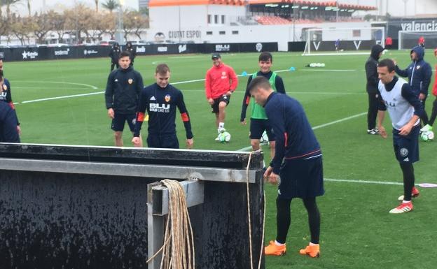 Toni Lato, junto con sus compañeros en el entrenamiento del Valencia CF.