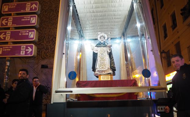 La imagen de San Vicente Ferrer del Altar del Tossal, en el 'Mare Móvil' de la Virgen de los Desamparados.