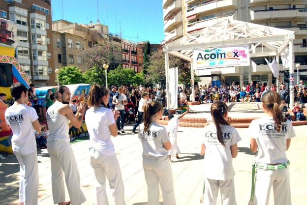 Alumnos de la escuela de capoeira regional en Distrito 008. 