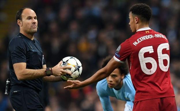 Mateu Lahoz, durante el encuentro Manchester City - Liverpool de Champions League.