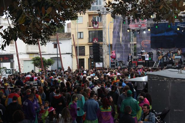 Decenas de festeros disfrutan de un concierto de música en el centro de Benissa durante las fiesta de 2017. 
