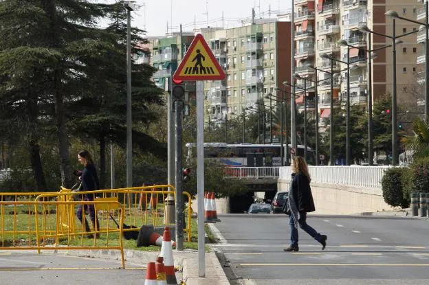 Un vecino cruza la avenida del Cid justo antes del túnel. 