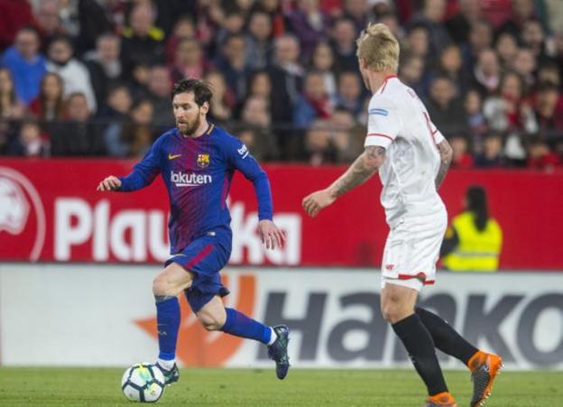 Messi, ante un jugador del Sevilla. 