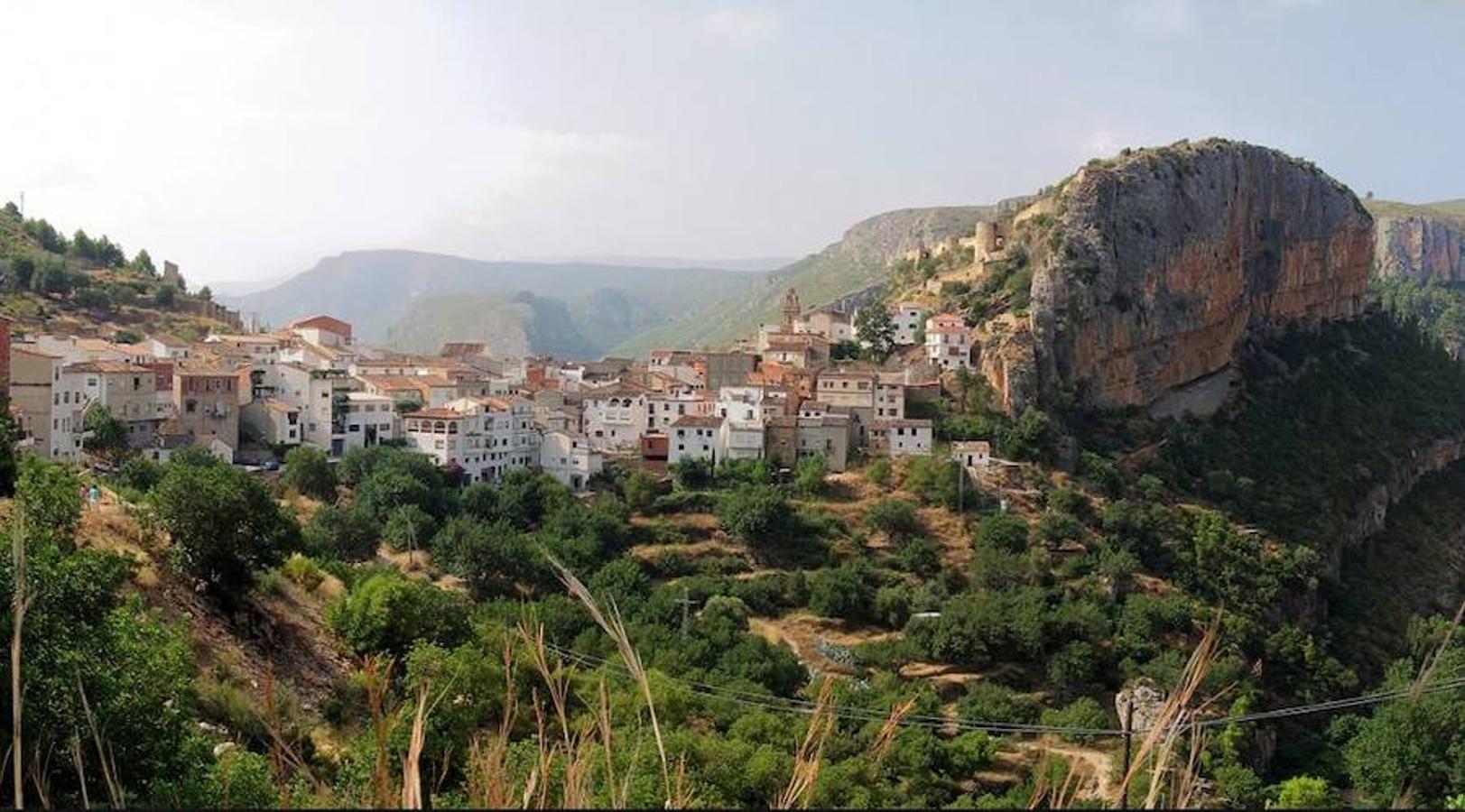 Chulilla | Chulilla pertenece a la Comarca de La Serranía y dista 62 kilómetros de la ciudad de Valencia. La riqueza de su patrimonio natural la convierte en un marco ideal para la práctica del senderismo y también es una atracción visitar sus puentes colgantes, entre otras actividades. El nombre de este municipio puede provenir de un aljibe de aquella época, Iulella, pasando a Xulella en época árabe y acabar como Chulilla en época cristiana. 