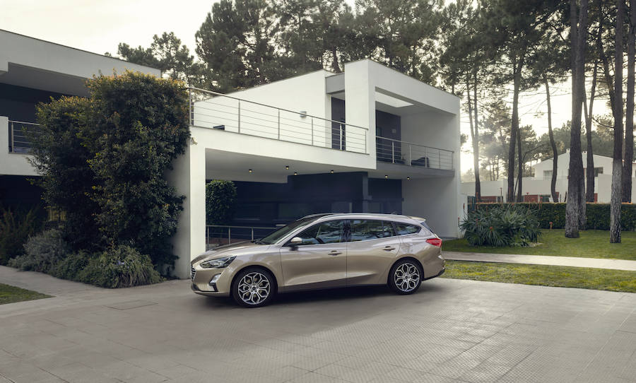 Así es el nuevo diseño del emblemático Ford Focus presentado esta semana y que saldrá a la venta en julio de 2018. 