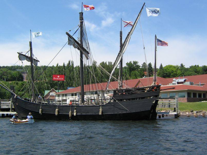Partió capitaneada por Vicente Yáñez Pinzón acompañado por Juan Niño como propietario y maestre. Tras el encallamiento de la carabela La Santa María el 25 de diciembre de 1492, este navío pasó a ser la nave capitana de la expedición. 
