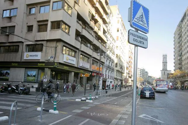 Una de las señales de preferencia para ciclistas, en la calle Xàtiva. 