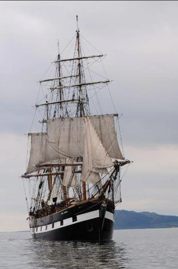 Galeón Jeanie Johnston | Atracado en el Custom House Quay, en Dublín, el Jeanie Johnston es una reproducción exacta de un velero del siglo XIX cuyo último viaje se realizó entre Tralee y las costas de América del Norte. 