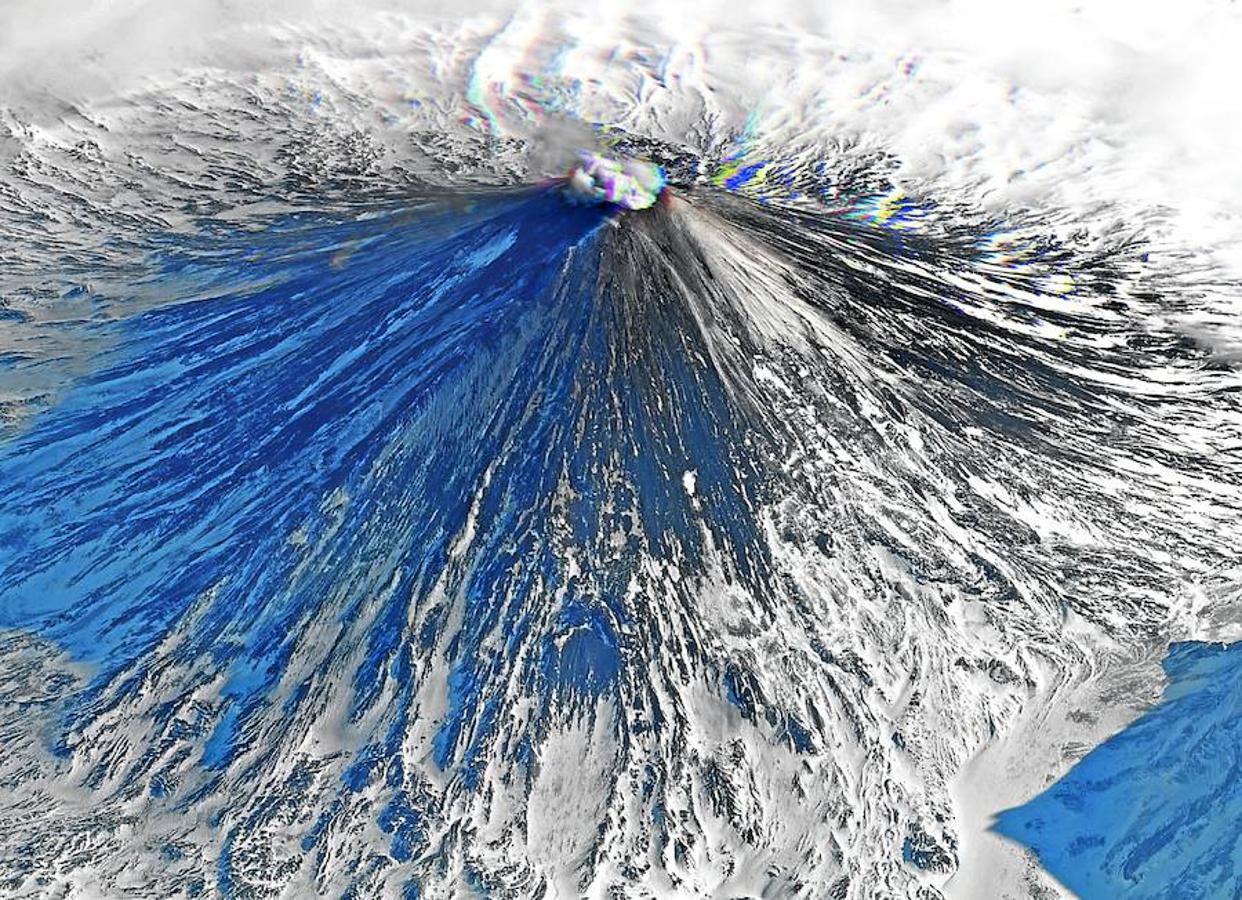 KLYUCHEVSKAYA: Las continuas emisiones de gas del volcán Klyuchevskaya (Rusia), obligan constantemente a desviar muchos vuelos hacia la península de Kamchatka, pero dibuja un excepcional manto de ceniza sobre la nieve que cubre permanentemente su ladera