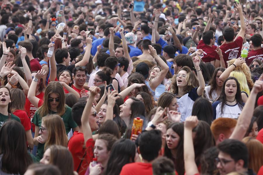 Los estudiantes han llenado el recinto del festival de paellas que se ha celebrado este viernes en Moncada con un amplio dispositivo de seguridad y transporte publico preparado para la ocasión. La puertas se han abierto a las 10 horas y una hora después empezaban los espectáculos musicales mientras se cocinaban 24.000 raciones de paella para los asistentes. Centenares de estudiantes han llegando al epicentro de la fiesta fundamentalmente en metro ya que Metrovalencia había preparado un dispositivo especial para cubrir un evento que hoy dobla el censo de la localidad de l'Horta.