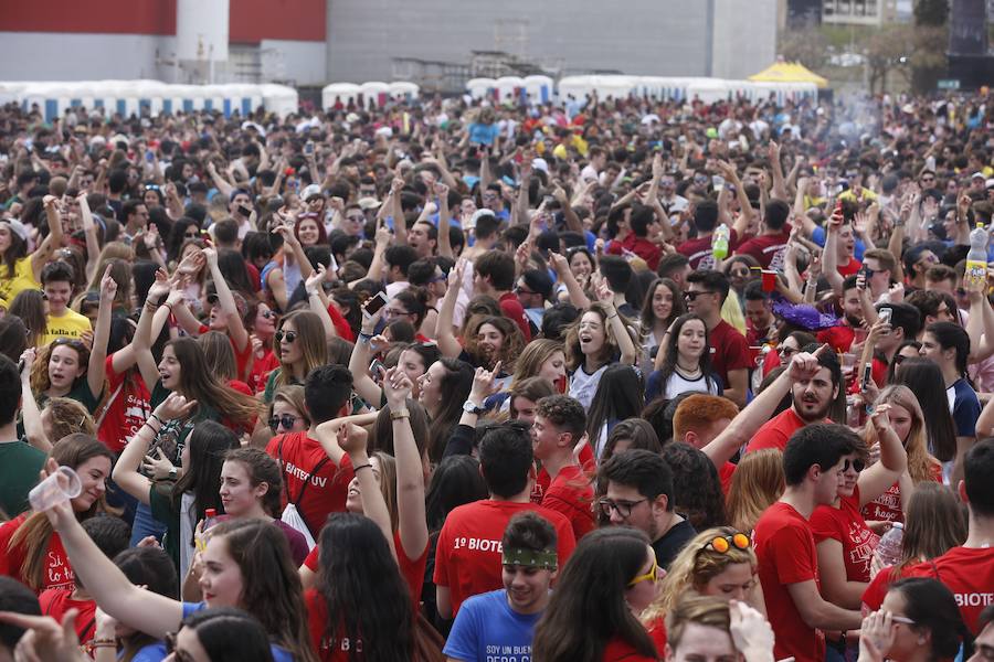 Los estudiantes han llenado el recinto del festival de paellas que se ha celebrado este viernes en Moncada con un amplio dispositivo de seguridad y transporte publico preparado para la ocasión. La puertas se han abierto a las 10 horas y una hora después empezaban los espectáculos musicales mientras se cocinaban 24.000 raciones de paella para los asistentes. Centenares de estudiantes han llegando al epicentro de la fiesta fundamentalmente en metro ya que Metrovalencia había preparado un dispositivo especial para cubrir un evento que hoy dobla el censo de la localidad de l'Horta.