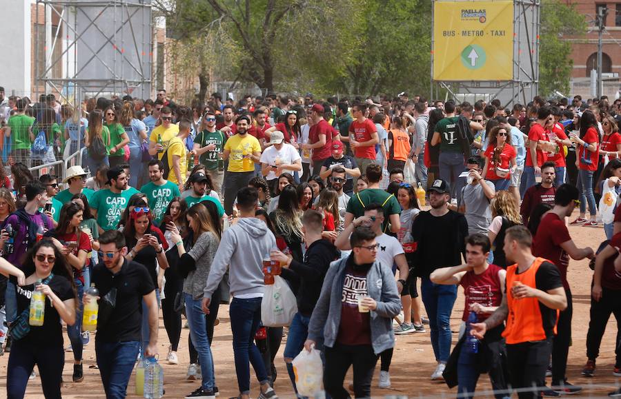 Los estudiantes han llenado el recinto del festival de paellas que se ha celebrado este viernes en Moncada con un amplio dispositivo de seguridad y transporte publico preparado para la ocasión. La puertas se han abierto a las 10 horas y una hora después empezaban los espectáculos musicales mientras se cocinaban 24.000 raciones de paella para los asistentes. Centenares de estudiantes han llegando al epicentro de la fiesta fundamentalmente en metro ya que Metrovalencia había preparado un dispositivo especial para cubrir un evento que hoy dobla el censo de la localidad de l'Horta.