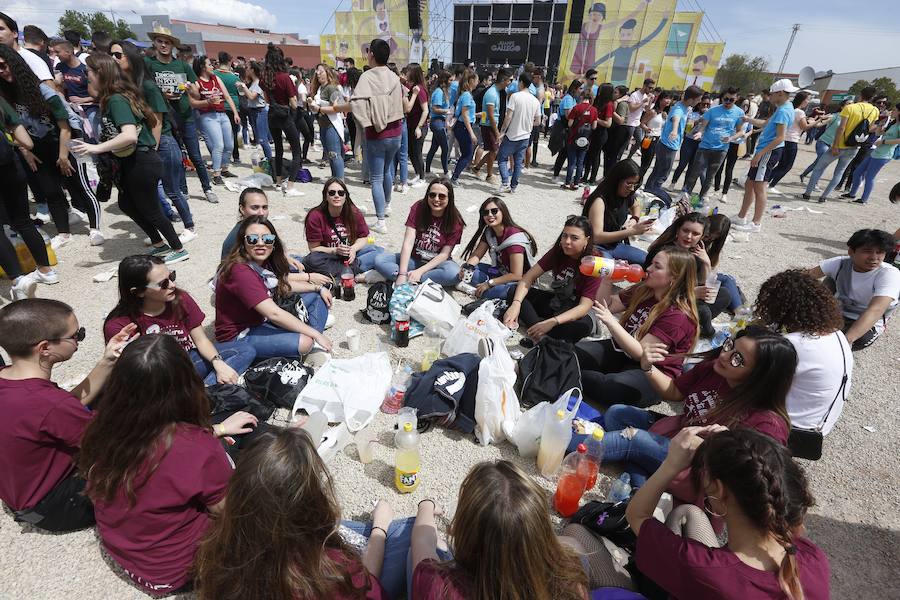 Los estudiantes han llenado el recinto del festival de paellas que se ha celebrado este viernes en Moncada con un amplio dispositivo de seguridad y transporte publico preparado para la ocasión. La puertas se han abierto a las 10 horas y una hora después empezaban los espectáculos musicales mientras se cocinaban 24.000 raciones de paella para los asistentes. Centenares de estudiantes han llegando al epicentro de la fiesta fundamentalmente en metro ya que Metrovalencia había preparado un dispositivo especial para cubrir un evento que hoy dobla el censo de la localidad de l'Horta.