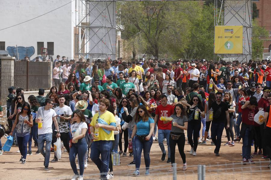 Los estudiantes han llenado el recinto del festival de paellas que se ha celebrado este viernes en Moncada con un amplio dispositivo de seguridad y transporte publico preparado para la ocasión. La puertas se han abierto a las 10 horas y una hora después empezaban los espectáculos musicales mientras se cocinaban 24.000 raciones de paella para los asistentes. Centenares de estudiantes han llegando al epicentro de la fiesta fundamentalmente en metro ya que Metrovalencia había preparado un dispositivo especial para cubrir un evento que hoy dobla el censo de la localidad de l'Horta.