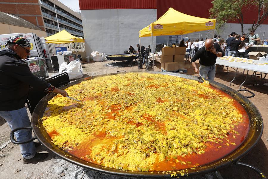 Los estudiantes han llenado el recinto del festival de paellas que se ha celebrado este viernes en Moncada con un amplio dispositivo de seguridad y transporte publico preparado para la ocasión. La puertas se han abierto a las 10 horas y una hora después empezaban los espectáculos musicales mientras se cocinaban 24.000 raciones de paella para los asistentes. Centenares de estudiantes han llegando al epicentro de la fiesta fundamentalmente en metro ya que Metrovalencia había preparado un dispositivo especial para cubrir un evento que hoy dobla el censo de la localidad de l'Horta.