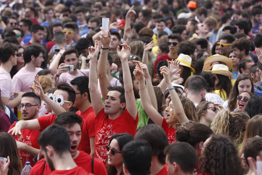 Los estudiantes han llenado el recinto del festival de paellas que se ha celebrado este viernes en Moncada con un amplio dispositivo de seguridad y transporte publico preparado para la ocasión. La puertas se han abierto a las 10 horas y una hora después empezaban los espectáculos musicales mientras se cocinaban 24.000 raciones de paella para los asistentes. Centenares de estudiantes han llegando al epicentro de la fiesta fundamentalmente en metro ya que Metrovalencia había preparado un dispositivo especial para cubrir un evento que hoy dobla el censo de la localidad de l'Horta.