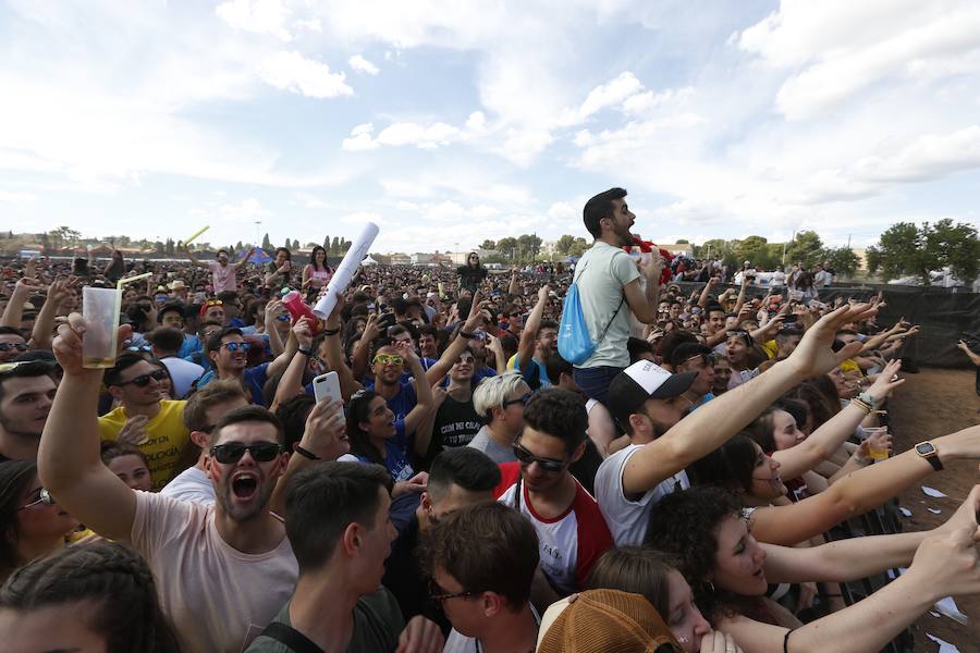 Los estudiantes han llenado el recinto del festival de paellas que se ha celebrado este viernes en Moncada con un amplio dispositivo de seguridad y transporte publico preparado para la ocasión. La puertas se han abierto a las 10 horas y una hora después empezaban los espectáculos musicales mientras se cocinaban 24.000 raciones de paella para los asistentes. Centenares de estudiantes han llegando al epicentro de la fiesta fundamentalmente en metro ya que Metrovalencia había preparado un dispositivo especial para cubrir un evento que hoy dobla el censo de la localidad de l'Horta.