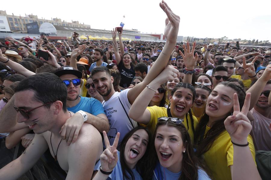 Los estudiantes han llenado el recinto del festival de paellas que se ha celebrado este viernes en Moncada con un amplio dispositivo de seguridad y transporte publico preparado para la ocasión. La puertas se han abierto a las 10 horas y una hora después empezaban los espectáculos musicales mientras se cocinaban 24.000 raciones de paella para los asistentes. Centenares de estudiantes han llegando al epicentro de la fiesta fundamentalmente en metro ya que Metrovalencia había preparado un dispositivo especial para cubrir un evento que hoy dobla el censo de la localidad de l'Horta.