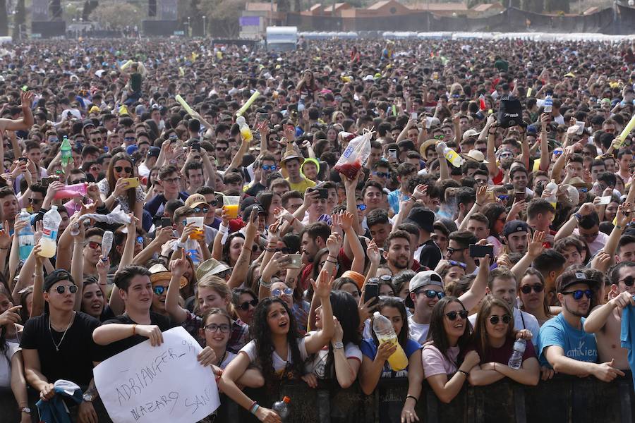 Los estudiantes han llenado el recinto del festival de paellas que se ha celebrado este viernes en Moncada con un amplio dispositivo de seguridad y transporte publico preparado para la ocasión. La puertas se han abierto a las 10 horas y una hora después empezaban los espectáculos musicales mientras se cocinaban 24.000 raciones de paella para los asistentes. Centenares de estudiantes han llegando al epicentro de la fiesta fundamentalmente en metro ya que Metrovalencia había preparado un dispositivo especial para cubrir un evento que hoy dobla el censo de la localidad de l'Horta.