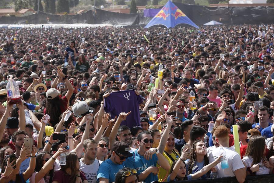 Los estudiantes han llenado el recinto del festival de paellas que se ha celebrado este viernes en Moncada con un amplio dispositivo de seguridad y transporte publico preparado para la ocasión. La puertas se han abierto a las 10 horas y una hora después empezaban los espectáculos musicales mientras se cocinaban 24.000 raciones de paella para los asistentes. Centenares de estudiantes han llegando al epicentro de la fiesta fundamentalmente en metro ya que Metrovalencia había preparado un dispositivo especial para cubrir un evento que hoy dobla el censo de la localidad de l'Horta.