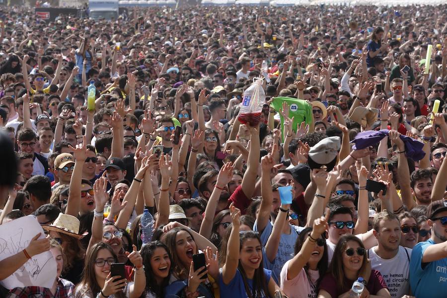 Los estudiantes han llenado el recinto del festival de paellas que se ha celebrado este viernes en Moncada con un amplio dispositivo de seguridad y transporte publico preparado para la ocasión. La puertas se han abierto a las 10 horas y una hora después empezaban los espectáculos musicales mientras se cocinaban 24.000 raciones de paella para los asistentes. Centenares de estudiantes han llegando al epicentro de la fiesta fundamentalmente en metro ya que Metrovalencia había preparado un dispositivo especial para cubrir un evento que hoy dobla el censo de la localidad de l'Horta.